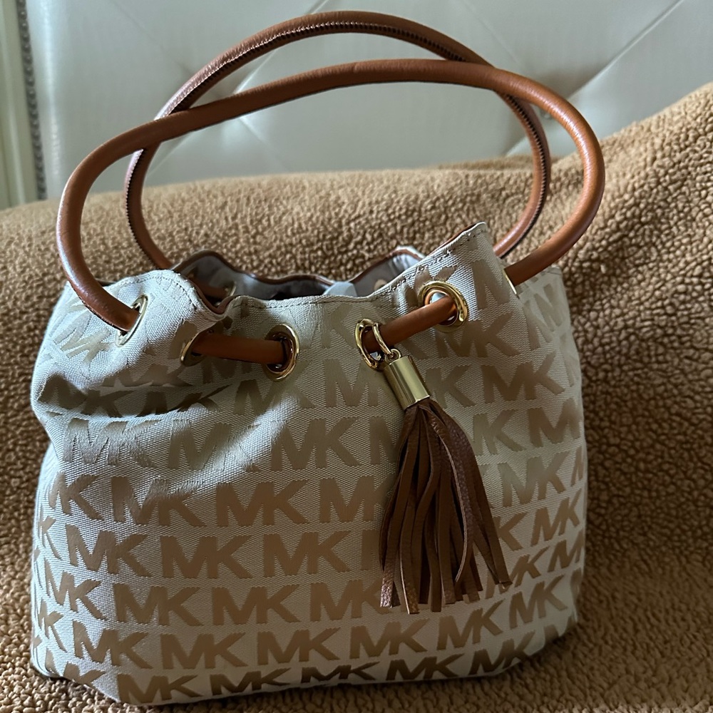 Authentic Michael Kors handbag🩷💛